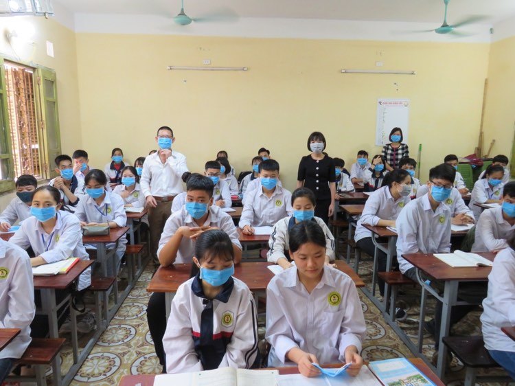 Hội phụ nữ huyện Hiệp Hòa cùng ông Nguyễn Hồng Sơn tặng khẩu trang y tế cho các em học sinh giờ sinh hoạt tiết 1 sáng 02/03/2020