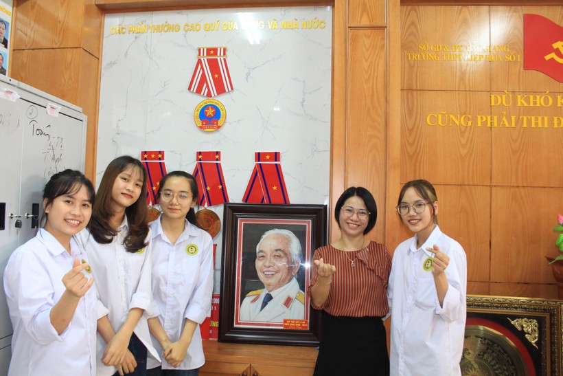 Cô Nguyễn Thị Vân cùng các em HS trong phòng truyền thống nhà trường